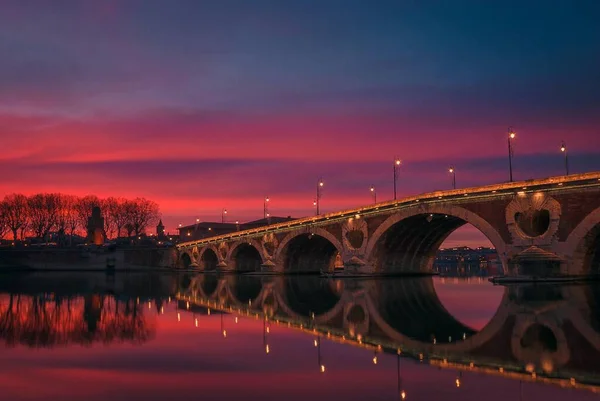 フランスのトゥールーズにあるポン ヌフ橋の上の素晴らしい夕日 — ストック写真