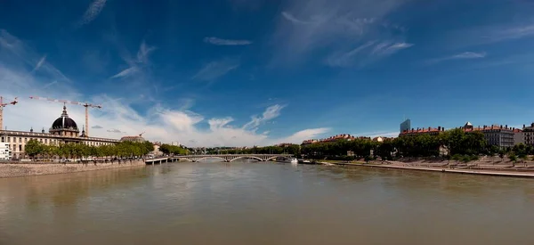フランスのリヨンの中心部を流れるローヌ川 — ストック写真