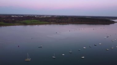 Ipswich, Suffolk, İngiltere yakınlarındaki Orwell Nehri 'nin insansız hava aracı görüntüleri.