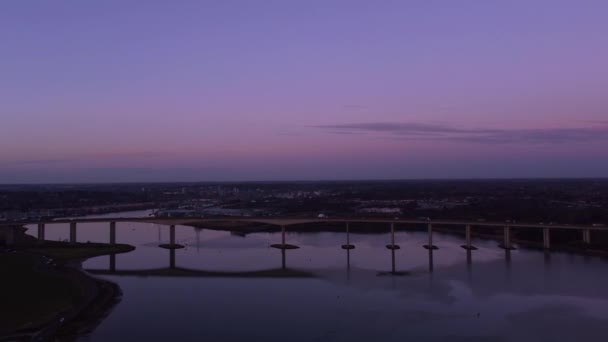 冬の日没時に英国サフォーク州イプスウィッチ近くのオーウェル川のドローン映像 — ストック動画