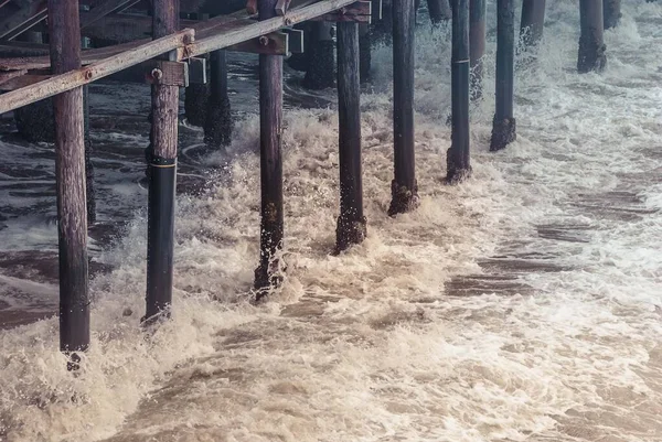 Vlny Narážející Pilíře Mola Santa Monice Kalifornii — Stock fotografie
