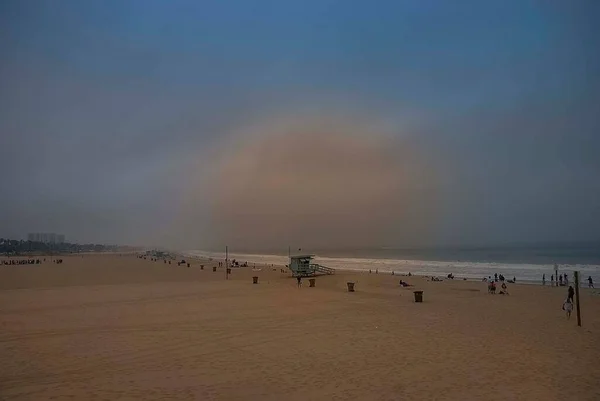 Praia Santa Monica Califórnia Com Uma Mancha Neblina Mar Ainda — Fotografia de Stock