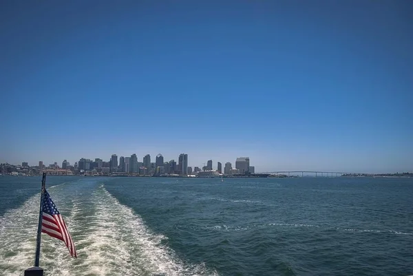サンディエゴ湾のクルーズボートからのサンディエゴ市のスカイライン — ストック写真