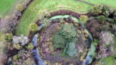 Suffolk, İngiltere 'deki 11. yüzyıl Motte and Bailey Haughley şatosunun insansız hava aracı görüntüleri.