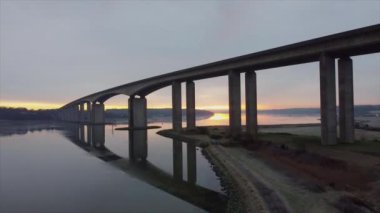 Suffolk, İngiltere 'deki Orwell Köprüsü' nün doğuşundaki İHA görüntüleri.