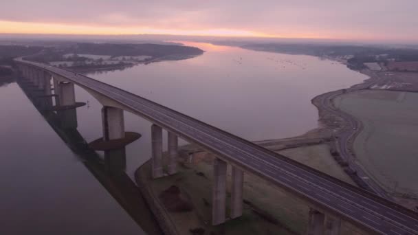 英国サフォークのオーウェル橋の日の出時のドローン映像 — ストック動画