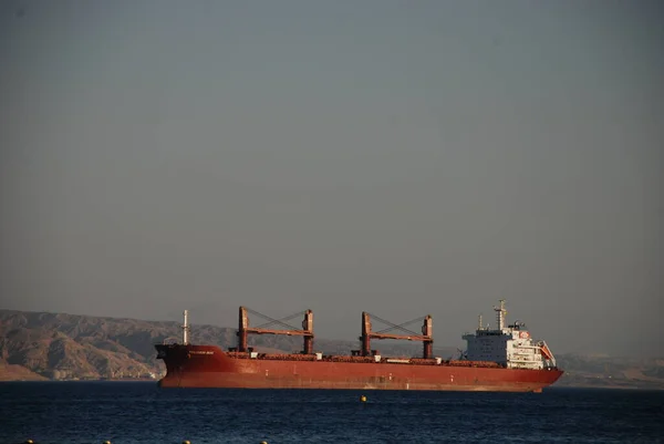 イスラエルのエリアトのアカバ湾に停泊する大きな貨物船 — ストック写真