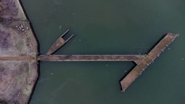 Naar Beneden Kijkend Vanaf Een Drone Aan Oever Van Rivier — Stockfoto