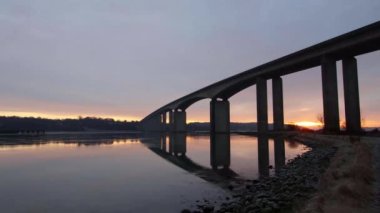 Güneş Suffolk, İngiltere 'deki Orwell Nehri' nin üzerinden doğuyor.