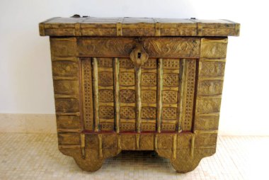 Zanzibar 'da süslü tahta bir kutu.