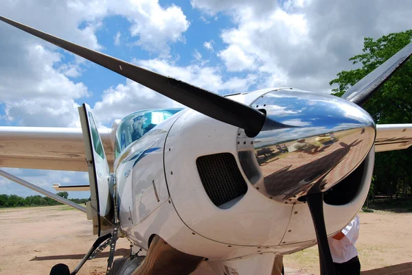 탄자니아 사파리를 오가며 관광객을 나르는 활주로에 경비행기 — 스톡 사진