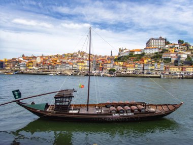 Rabelo gemileri Porto, Portekiz 'deki Douro Nehri' ne demir attı.