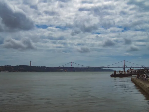 ポルトガルのリスボンにある25 Abril Bridge — ストック写真