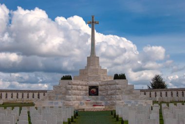 Tyne Cot Mezarlığı Belçika 'da Ypres yakınlarında yer almaktadır ve dünyanın en büyük İngiliz askeri mezarlığıdır.