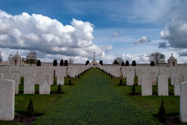 Tyne Cot Mezarlığı Belçika 'da Ypres yakınlarında yer almaktadır ve dünyanın en büyük İngiliz askeri mezarlığıdır.