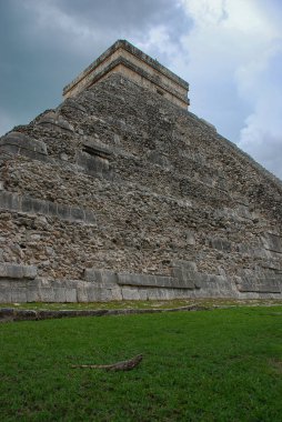 Chichen Itza 'daki Maya harabeleri Meksika' daki Yucatan ormanında.