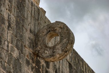 Chichen Itza 'daki Maya harabeleri Meksika' daki Yucatan ormanında.