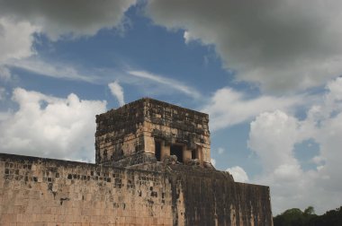 Chichen Itza 'daki Maya harabeleri Meksika' daki Yucatan ormanında.
