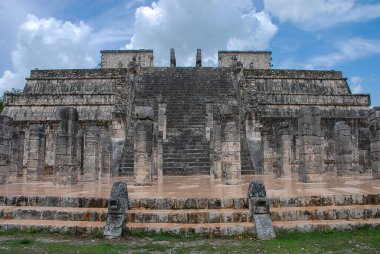 Chichen Itza 'daki Maya harabeleri Meksika' daki Yucatan ormanında.