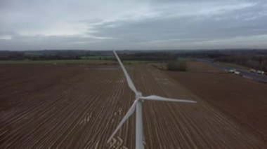 İngiltere 'nin Suffolk kırsalında güç üreten tek bir rüzgar türbini.