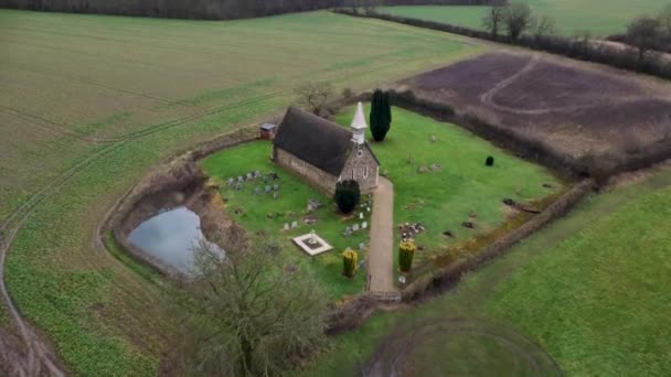 Een Kleine Kerk Een Veld Het Platteland Van Suffolk — Stockvideo