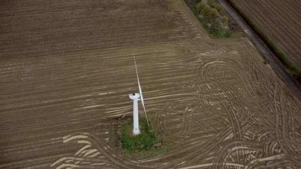 Una Sola Turbina Eólica Que Genera Energía Campo Rural Suffolk — Vídeo de stock