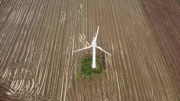 Pojedyncza Turbina Wiatrowa Wytwarzająca Energię Polu Suffolk Wielka Brytania — Wideo stockowe