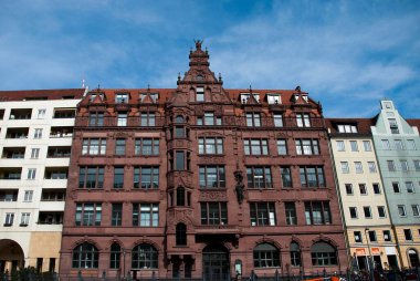 Spree nehrinin kıyısındaki Kurfrstenhaus.