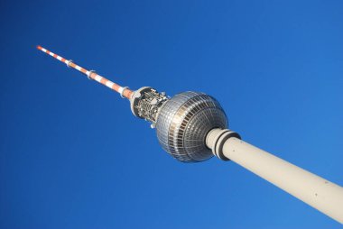 Alexandraplatz, Berlin 'deki Fernsehturm televizyon kulesi.