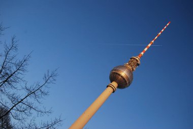 Alexandraplatz, Berlin 'deki Fernsehturm televizyon kulesi.