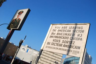 Almanya, Berlin 'deki Charlie kontrol noktasında Doğu ve Batı Almanya arasındaki eski sınır kapısı.