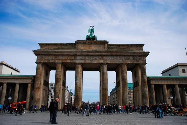 Portão Brandemburgo Sob Céu Azul Com Algumas Nuvens Berlim Alemanha — Fotografia de Stock