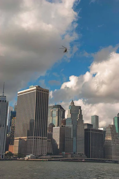 一架直升机在离开曼哈顿下城后从头顶飞过 — 图库照片