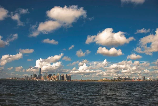 夏天的一天 曼哈顿的下天际线 — 图库照片