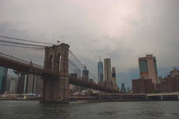纽约布鲁克林大桥上空的阴天 向曼哈顿方向望去 — 图库照片