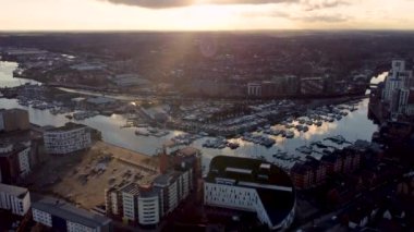 Ipswich, Suffolk, İngiltere 'deki Islak İskele' nin gün batımında drone görüntüleri.