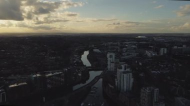 Ipswich, Suffolk, İngiltere 'deki Islak İskele' nin gün batımında drone görüntüleri.