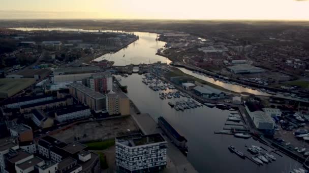 Imágenes Drones Del Muelle Húmedo Ipswich Suffolk Reino Unido Atardecer — Vídeo de stock