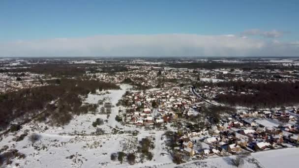 元空軍基地のドローン映像英国サフォークの雪に覆われたマーティスハム ヒース — ストック動画