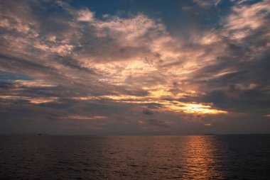 Hint Okyanusu 'ndaki Maldivler' in çarpıcı adaları üzerinde gün batımı