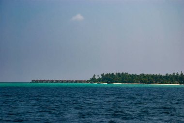 Hint Okyanusu 'nun tropikal sularındaki Maldivler adaları ve adaları.