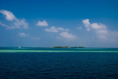 Hint Okyanusu 'nun tropikal sularındaki Maldivler adaları ve adaları.