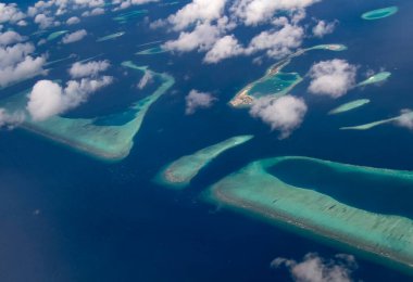 Havadan gelen Maldivler 'in küçük adaları