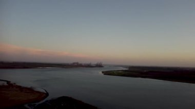 İngiltere, Suffolk 'taki Levington' da Orwell Nehri 'nin kıyısında gün batımı.