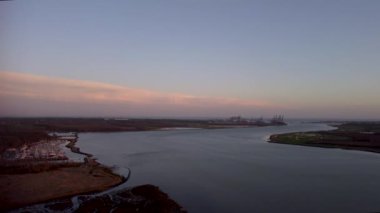 İngiltere, Suffolk 'taki Levington' da Orwell Nehri 'nin kıyısında gün batımı.