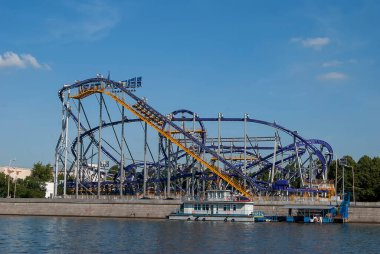 Moskova Nehri 'nden Gorky Park manzarası. Hız treni 2011 'de kaldırıldı.