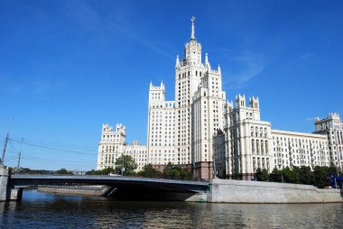 Moskva nehrinin kıyısındaki Kotelnicheskaya Embankment Binası Moskova, Rusya 'daki 