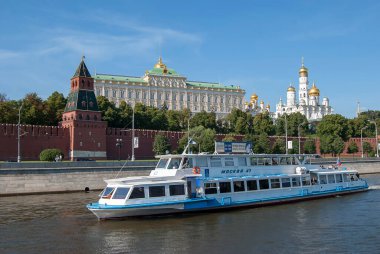 Moskova, Rusya 'nın göbeğinde gezinen gezici bir tekne.
