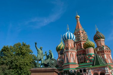 Rusya, Moskova 'daki Kızıl Meydan' daki ikonik Aziz Basil Katedrali 'nin renkli soğan kubbeleri.