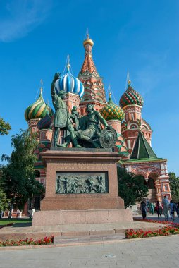 Rusya, Moskova 'daki Kızıl Meydan' daki ikonik Aziz Basil Katedrali 'nin renkli soğan kubbeleri.